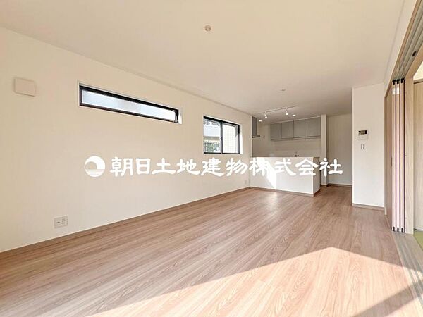 【リビング】大切な家族が集まるからこそLDKにはこだわりたい。日当たりのよい広いＬＤＫを皆様でどうぞ！