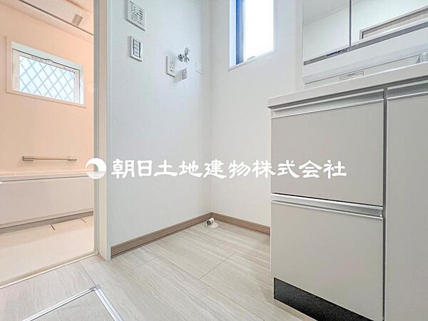 【洗面・脱衣所】ストレスフリーな広いランドリースペース。　　大きな洗濯機乾燥機もしっかりとおけます。