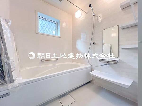 【浴室】お子様とご一緒でも十分な広さなので、家族団欒のひと時をお楽しみ下さい。