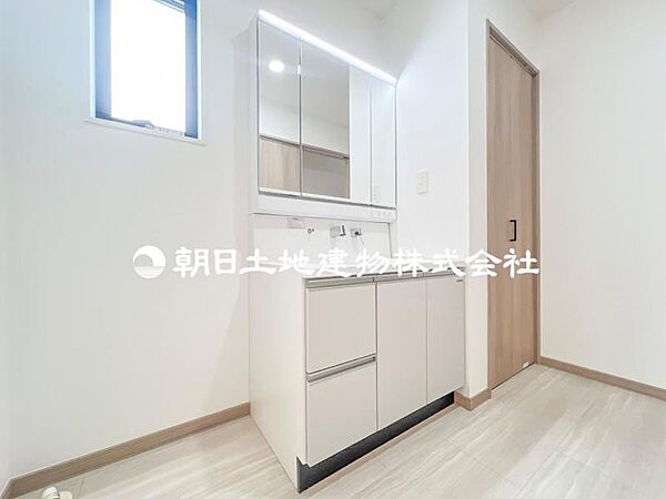 【洗面台】小物もしっかりしまえる収納付き。毎日、便利にご使用いただける 洗面です。