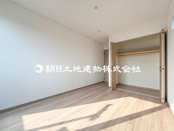 【洋室】収納スペースあり！荷物が多くても十分に納まります！！！クロスも落着きある可愛らしい物をセレクト