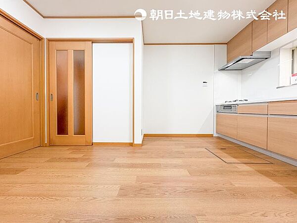 【リビング】広いLDKは大きなダイニングテーブルを設置できる広さでお子様たちが並んでお勉強をする場所としても