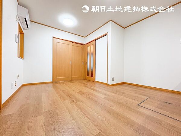 【リビング】広いリビングは家事動線がしっかり考えられています。たっぷりの光が差し込む気持ちのいいLDK