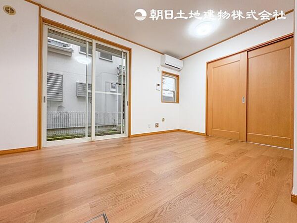 【リビング】広いLDKは大きなダイニングテーブルを設置できます。お子様たちにも目が届くので安心できます