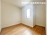 室内：【洋室】光もアクセントの一つとしてプライベートルームにOK！やさしい光が射し込んでいて、好みの空間演出！ 