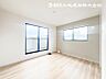 室内：【洋室】光が沢山採り込める大きな窓で暖かいお部屋となります。遮音性にも優れ、結露も発生しにくい構造！