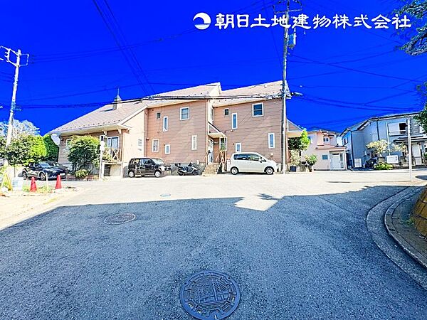 【外観】閑静な住宅地で子育て世帯の方はきっと喜んで頂ける環境。毎日のお散歩も快適な緑に恵まれたエリア