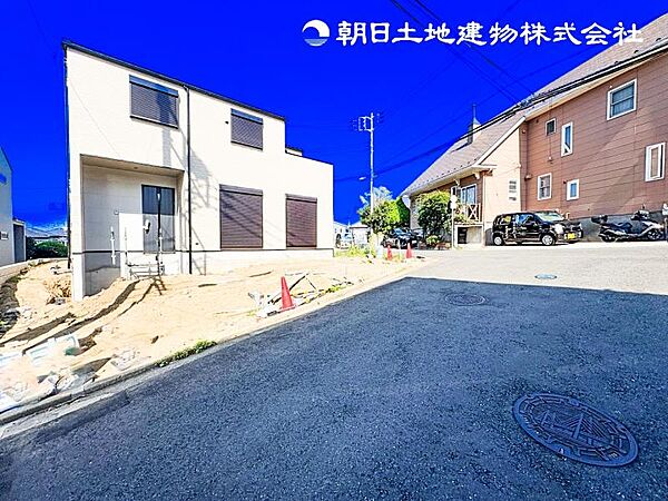 【外観】道路面との高低差もなく落ち着いて車庫入れ可能です！！前面道路の幅員もしっかりあります。