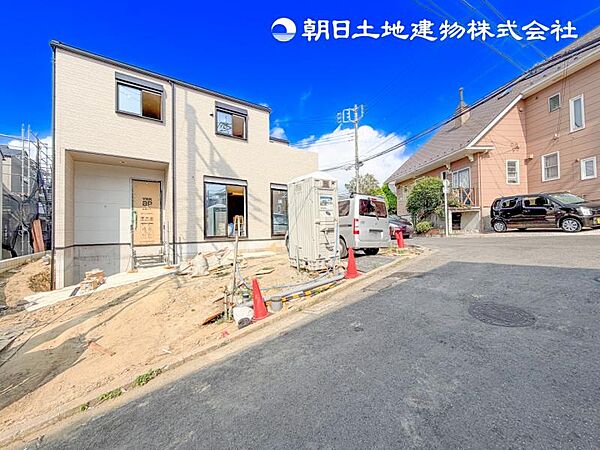 【外観】閑静な住宅地に馴染む落ち着いた色合いの贅沢な空間！！毎日のお散歩も快適な緑に恵まれたエリア！