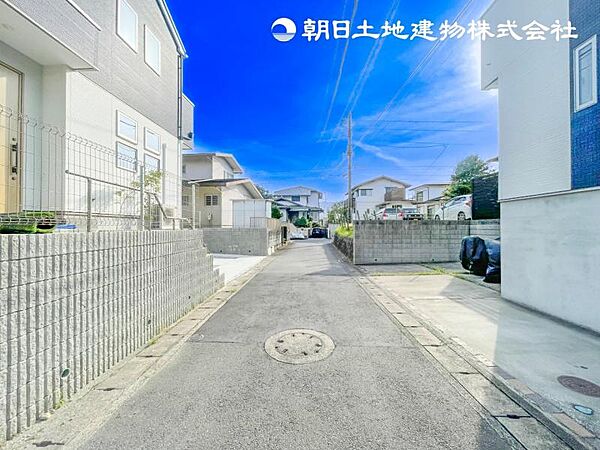 【外観】道路面との高低差もなく落ち着いて車庫入れ可能です！！前面道路の幅員もしっかりあります。