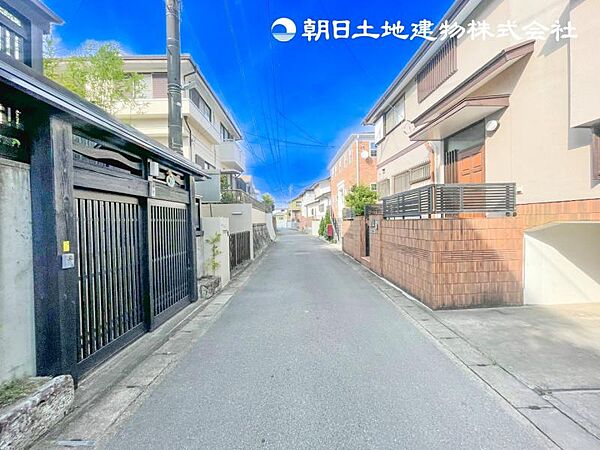 【外観】並列2台駐車可能なカースペース。セカンドカー用として自転車置き場や物置場としても利用できます