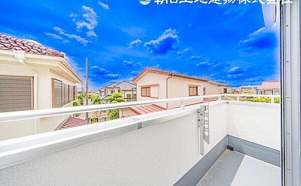 【バルコニー】太陽の光と爽やかな風でお洗濯物は気持ちいいです。
