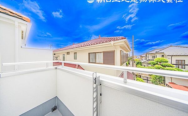 【バルコニー】太陽の光と爽やかな風でお洗濯物は気持ちいいです。