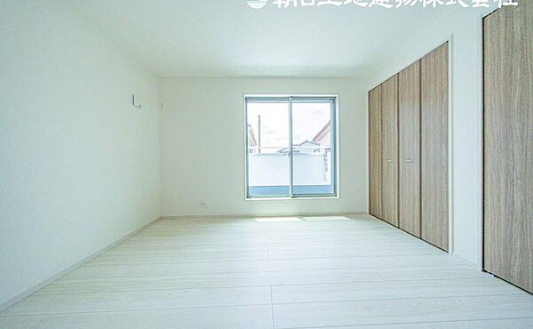 【洋室】主寝室は広々していて安らげる広々としたお部屋として！収納スペースあり！荷物が多くても十分！！
