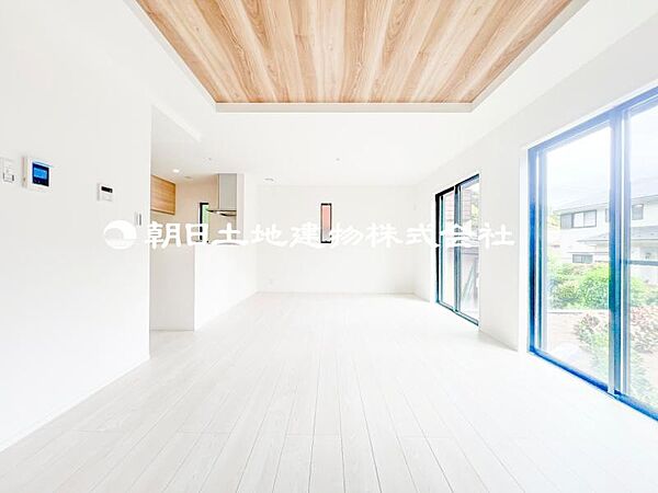【リビング】ダイニングテーブルやソファーの家具も配置できます。ゆったりとした広さの空間