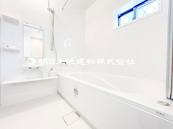 【浴室】ゆったりと寛げる広々バスで足を伸ばしてリラックス。　最新のユニットバスは設備も充実です。