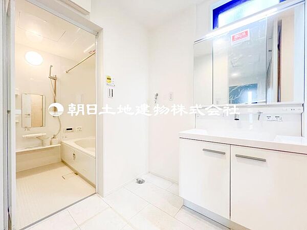 【洗面・脱衣所】3面鏡、シャワーヘッド、収納など充実の設備。動きやすい広さがあり使い勝手が良好です。