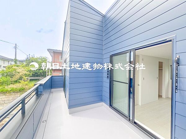 【バルコニー】思わず大きく深呼吸したくなるルーフバルコニー！空が青く、近く、広く感じる事が出来ます。