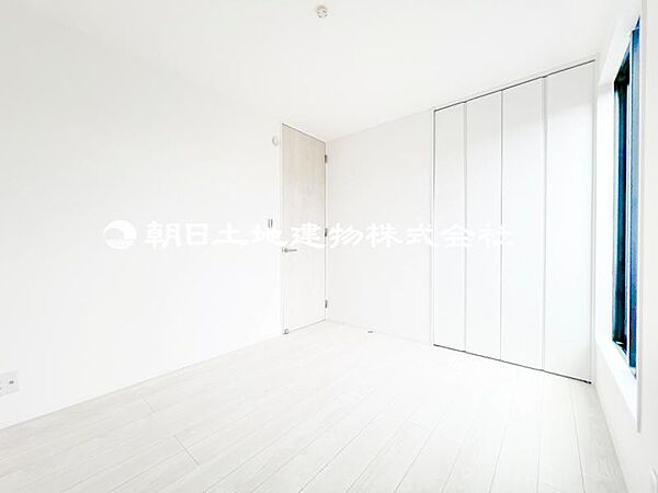 【洋室】ペアガラスなので遮音性にも優れ結露も生じにくい構造！サッシ周りのカビが発生しにくくなります！