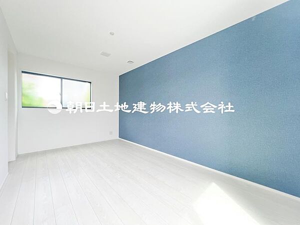 【洋室】収納スペースあり！荷物が多くても十分に納まります！！！クロスも落着きある可愛らしい物をセレクト