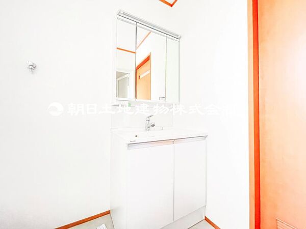 【洗面台】小物もしっかりしまえる収納付き。毎日、便利にご使用いただける 洗面です。