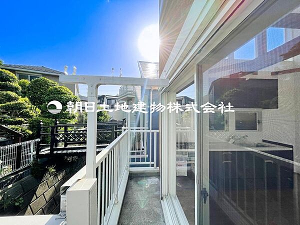 【バルコニー】太陽の光と爽やかな風でお洗濯物は気持ちいいです。
