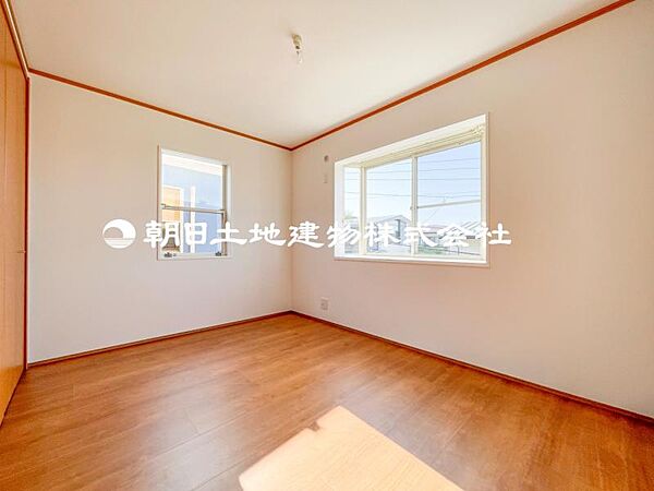 【洋室】柔らかい陽光が差し込む明るいお部屋を演出する設計！！彩光の取れる窓が気持ちの良いお部屋です！