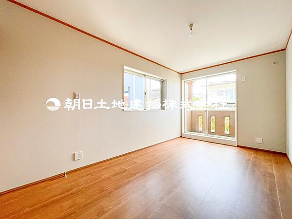 【洋室】大きな窓からたっぷりと陽光が注がれる明るい空間です。家族の成長に対応できる永住仕様の間取り！