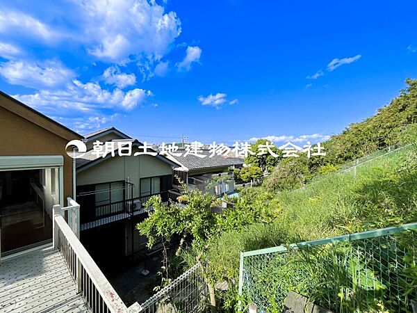 【バルコニー】太陽の光と爽やかな風を受けられるバルコニーです。太陽の匂いを感じられそうです！