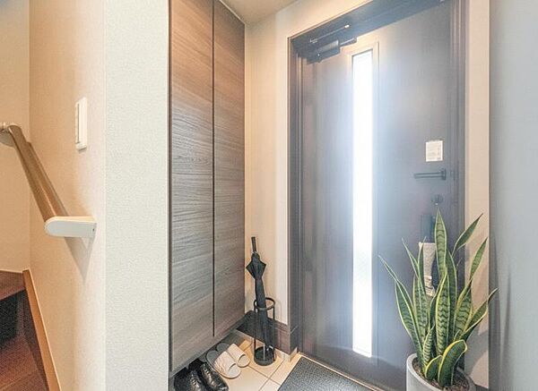 【玄関】明るく広い玄関には収納力に優れたシューズボックス。　靴をスッキリと整頓することができます。（配置してある家具はCGイメージよるものです）