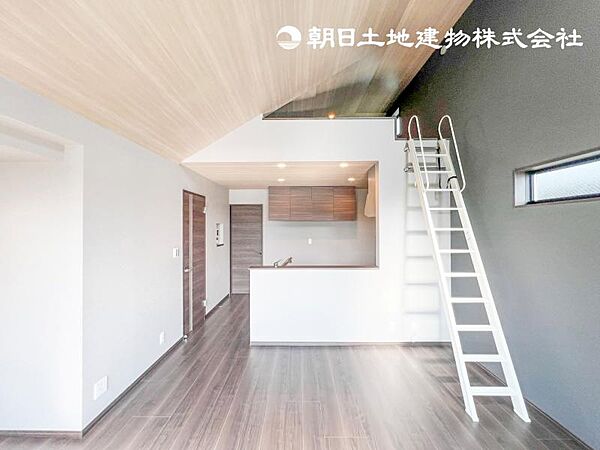 【リビング】ダイニングテーブルやソファーの家具も配置できます。ゆったりとした広さの空間