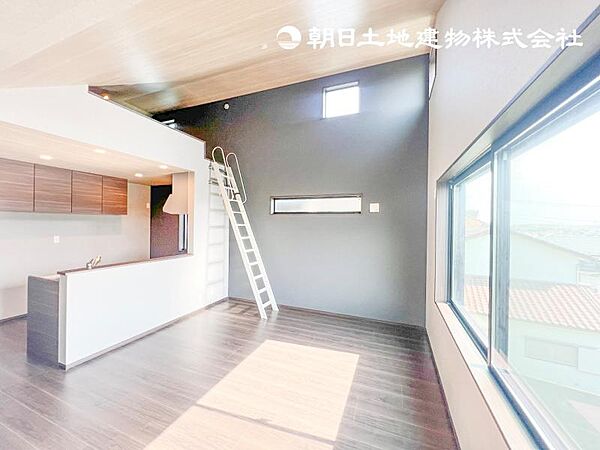 【リビング】家族との時間、自分の時間を大切にできる空間はここにあります。ご家族だんらんの時間をどうぞ！