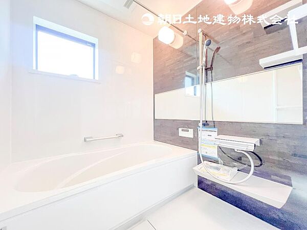 【浴室】ゆったりと寛げる広々バスで足を伸ばしてリラックス。　ユニットバスは設備も充実です。