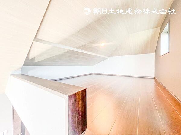 【洋室】階段から上がるロフトはお子様も大好きで喜びます！！！荷物が多くても十分に納まります