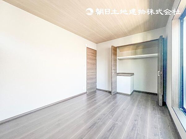 【洋室】主寝室は広々して安らげる広々としたお部屋でゆったりと寛げる開口部を多彩に設けて明るさひときわの洋室。