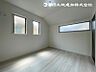 室内：【洋室】主寝室は広々して安らげる広々としたお部屋でゆったりと寛げる開口部を多彩に設けて明るさひときわの洋室。