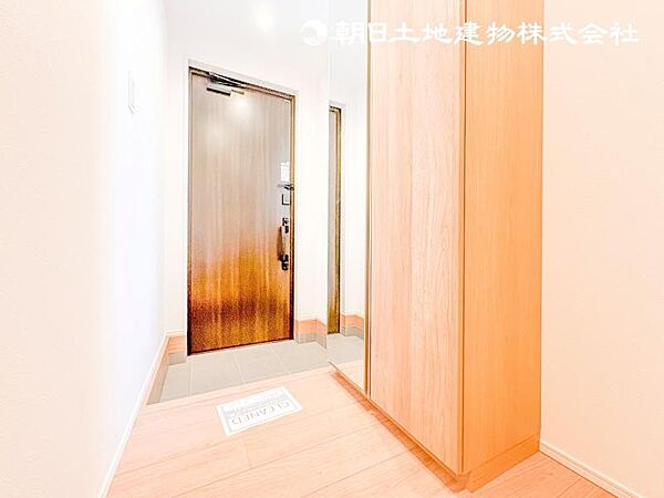 【玄関】明るく広い玄関には収納力に優れたシューズボックス。