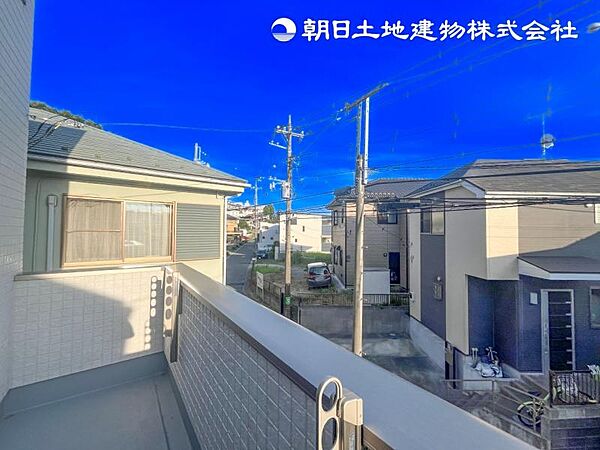 【バルコニー】ワイドスパンのバルコニー！奥行きがあるタイプ！洗濯物が沢山干せて陽はいっぱいあたります