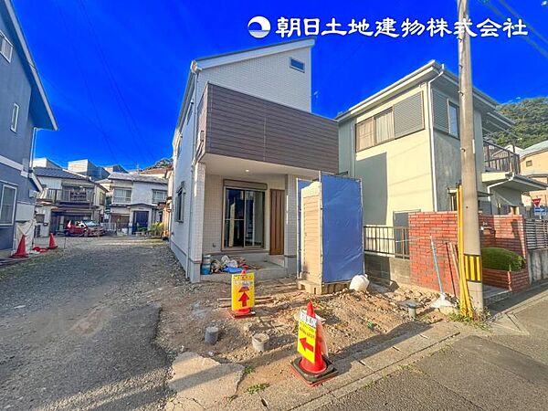 【外観】閑静な住宅地で子育て世帯の方はきっと喜んで頂ける環境。毎日のお散歩も快適な緑に恵まれたエリア