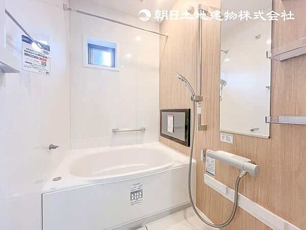 【浴室】ゆったりと寛げる広々バスで足を伸ばしてリラックス。 ユニットバスは設備も充実です。