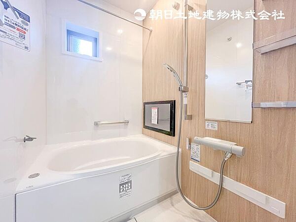【浴室】窓のあるバスルームは明るく気持ちの良い空間です！！ 換気環境も良好。掃除もスムーズに出来ます。
