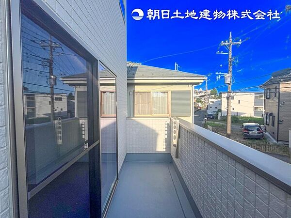 【バルコニー】太陽の光と爽やかな風を受けられるバルコニーです。太陽の匂いを感じられそうです！