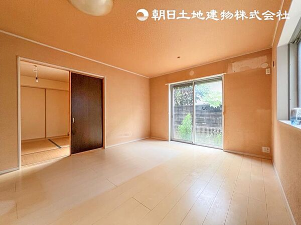 【リビング】家族と、ひと時を溢れる光が優しく包み込むリビングダイニング。家族とともに心穏やかに過ごすひととき。