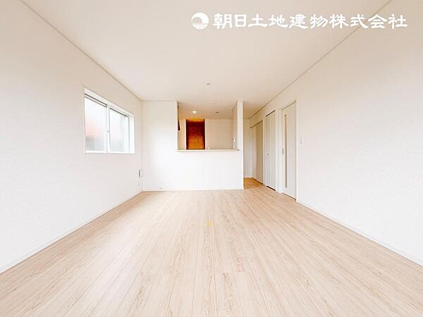 【リビング】家族と、ひと時を溢れる光が優しく包み込むリビングダイニング。家族とともに心穏やかに過ごすひととき。