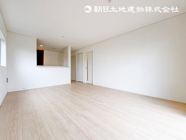 【リビング】大切な家族が集まるからこそLDKにはこだわりたい。日当たりのよい広いＬＤＫを皆様でどうぞ！