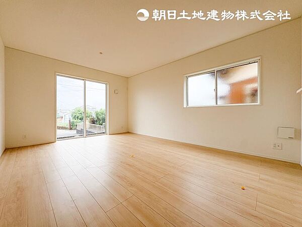 【リビング】お洒落な明るいダイニングでモダンな雰囲気を演出！どの年代も落ち着いて過ごしていただけます。