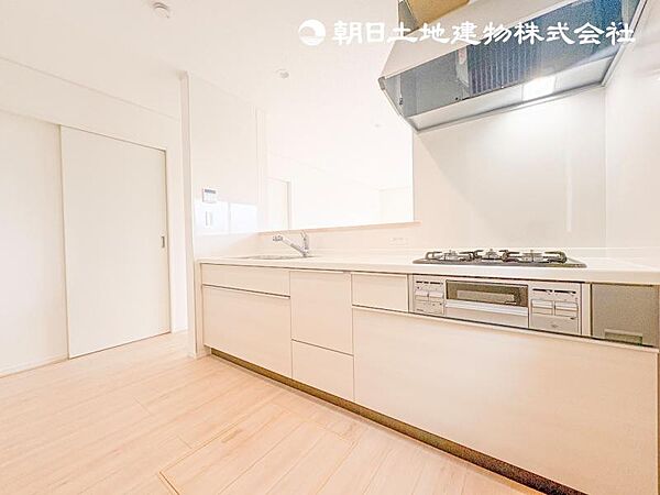 【キッチン】片面焼きグリル付きコンロで清掃性・耐久性に優れるホーロートップ+浄水器付きシャワー水栓