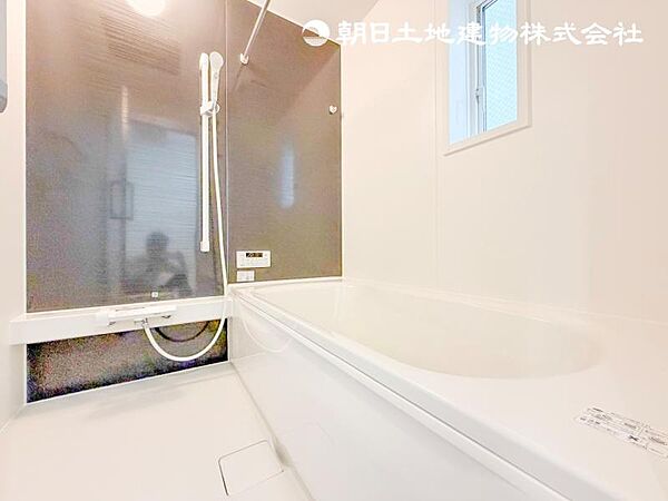 【浴室】お子様とご一緒でも十分な広さなので、家族団欒のひと時をお楽しみ下さい。