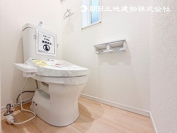 【トイレ】ウォシュレット一体形便器。クリーンなデザインが魅力。らくにお掃除できるのもポイントです。