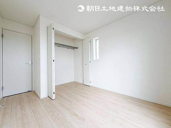 【洋室】作業スペースを確保すれば、ゆとりのプレイルームに！！おもちゃや絵本は壁側にまとめて収納！！！